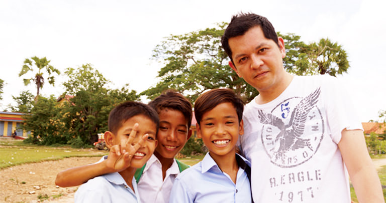 佐藤大樹とカンボジアの生徒