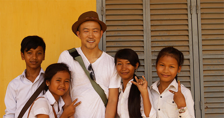 舘敬悦とカンボジアの生徒