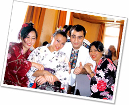 阿南梧美さん(左から二番目)、大久保弥恵さん（左）