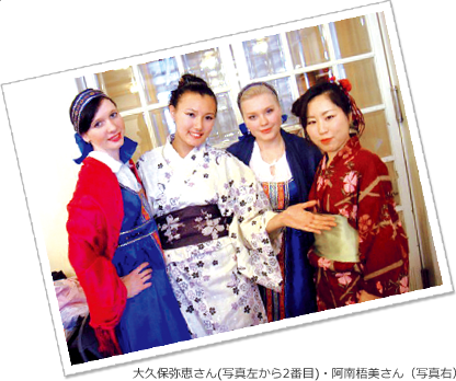阿南梧美さん(左から二番目)、大久保弥恵さん（右）