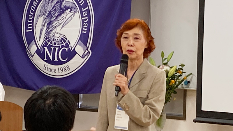 体験授業で公演する廣田校長